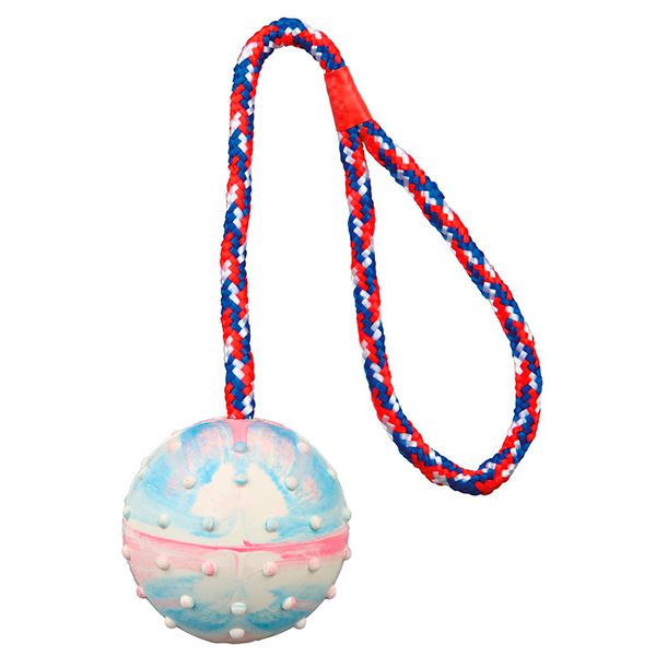 Tie-dye blå, hvid, lyserød gummibold med rødt, blåt, hvidt reb bundet i en løkke der kan bruges som håndtag